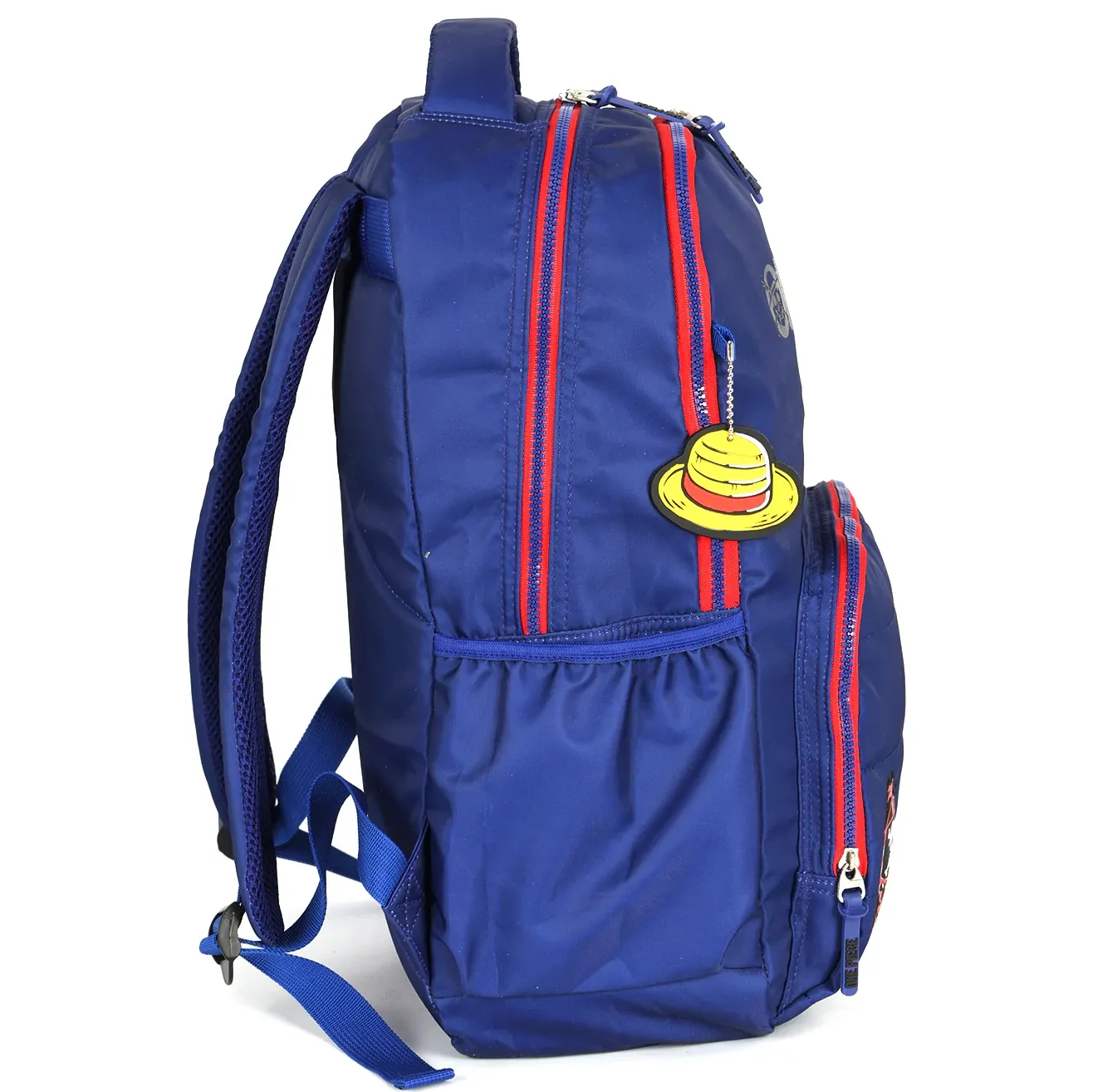 Detalhe da mochila infantil Luxcel azul com estampa One Piece e alças acolchoadas
